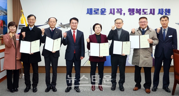 사천시가 2월 20일 시장실에서 우주항공클러스터 실무추진위원회 위촉식을 열고 항공 관련 전문가 등 6명의 위원에게 위촉장을 수여했다.