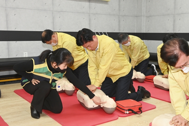 조용익 시장과 부천시 간부공무원들이 심폐소생술 교육을 받고 있다