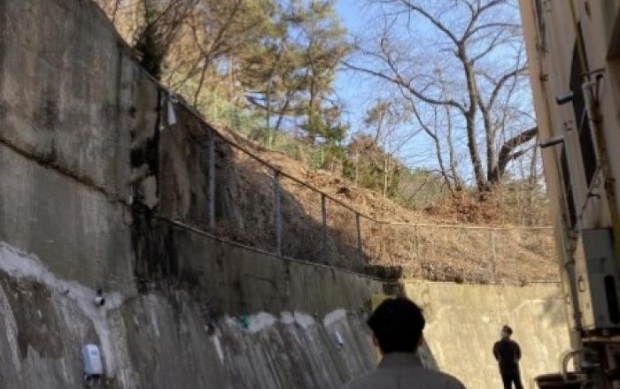 옹벽점검중인 시 공무원