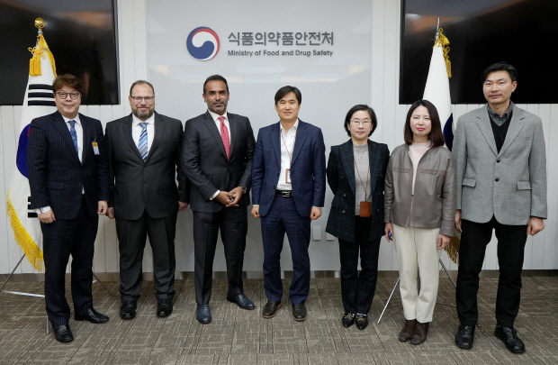 24일 식품의약품안전처에서 진행된 두바이사이언스파크(DSP) 사절단 방문 미팅에서 주희석 메디톡스 부사장(좌측 첫번째), DSP 마르완 압둘아지즈 자나히 대표(좌측 세번째), 신준수 식약처 바이오생약국장(좌측 네번째)과 관계자들이 기념 촬영을 하고 있다.