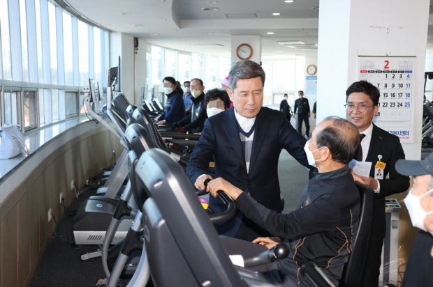 이강덕 포항시장이 지난 22일 새롭게 단장한 뱃머리 평생학습원 어르신관 내 헬스장을 방문해 시설을 둘러보고 어르신들과 담소를 나눴다.