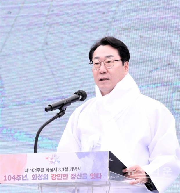 정명근 화성시장은 기념사를 통해 “나라를 위해 희생하신 분들이 잊히지 않고 시민들의 마음속에 기억될 수 있도록 노력하겠다”며, “선열들의 정신을 이어받아 불굴의 정신으로 더욱 강한 화성시가 될 것”이라고 말했다. /화성시<br>