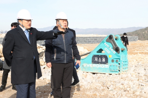 주낙영 경주시장 '경주 e-모빌리티 연구단지' 조성 현장을 점검하고 있다