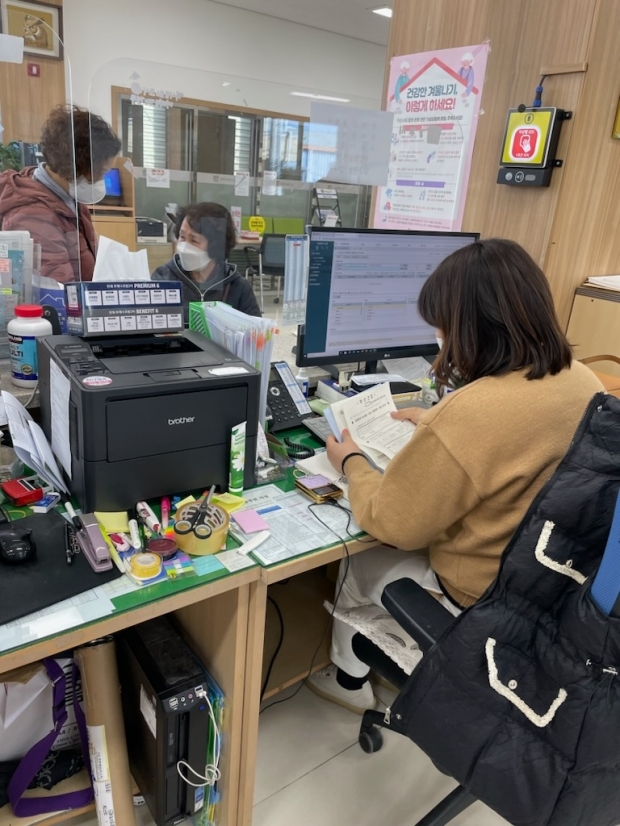 장애인이 읍면동 행정복지센터에 배치돼 복지업무를 보조하고 있다