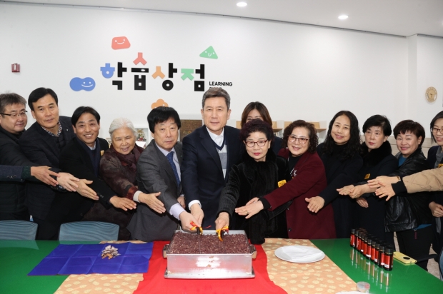 지난달 22일 이강덕 포항시장이 새롭게 단장한 뱃머리 평생교육관 내 ‘학습상점’을 방문해 시설을 둘러보고 관계자들을 격려했다