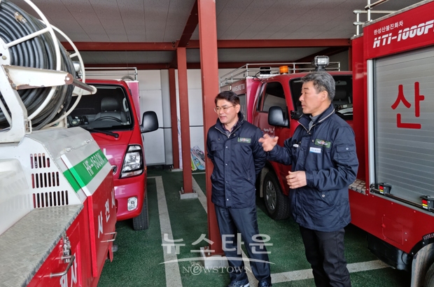 이상훈 사천부시장이 3월 7일 산불예방 및 진화를 위해 근무 중인 산불감시원 및 산불전문예방진화대를 방문해 애로사항 청취와 함께 노고를 격려하고 산불진화장비 및 예방시설을 둘러보는 등 산불 대응태세를 점검했다.