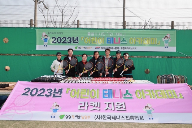 왼쪽에서 두 번째부터 박용국 대한테니스협회 전무이사, 주광덕 남양주시장, 성기춘 한국테니스진흥협회 회장, 바볼랏 김흥식 대표, 임새미 전 국가 대표.