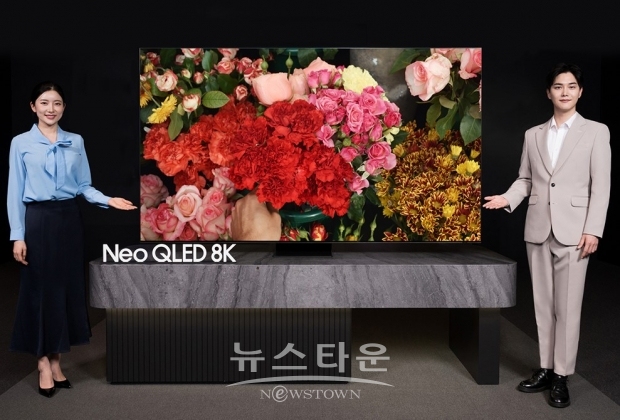 삼성전자 모델이 올해 국내 시장에 첫 선을 보이는 삼성 OLED를 소개하고 있는 모습. / 사진 : 삼성전자 제공