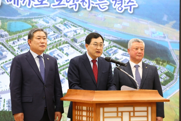 주낙영 경주시장이 이철우(사진 좌측) 경주시의장, 이상걸(사진 우측) 경주상공회소 회장과 함께 15일 시청 대회의실에서 기자회견을 갖고 신규 국가산단 공모와 관련해 브리핑하고 있다.