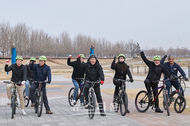박경귀 아산시장이 지난 3월 16일 아산시 건설교통국장, 환경녹지국장 등 관계 공무원 12명과 자전거를 이용해 곡교천 자전거 도로를 직접 라이딩하며 ‘물길 따라 이백리 자전거도로 구축사업’ 추진 현황을 점검했다.