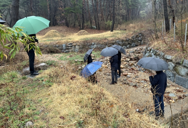 합동점검반이 산사태취약지역을 점검하고 있다.