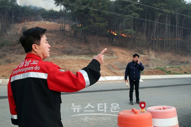 김태흠 충남지사가 홍성 산불 현장에서 직접 진두지휘하면서 “산불이 소강상태를 보이는 지역에는 인력을 집중 투입해 잔불을 정리하고, 산불 재확산이나 추가 피해가 발생하지 않도록 만전을 기해 줄 것”을 주문했다.