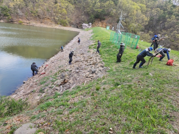 포항시는 지난 3일 눌태저수지 내 환경정비 및 부유물 수거 작업을 실시했다.