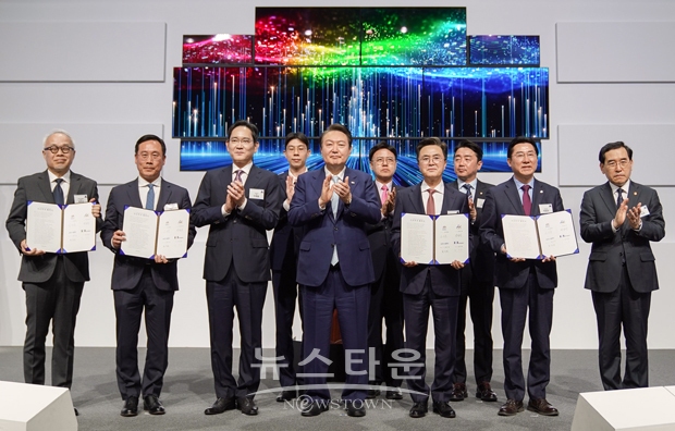 4월 4일 아산시와 충청남도, 삼성디스플레이(주)가 소재·부품·장비 기업 에이치비 솔루션이 IT용 OLED 전용 라인 4.1조 원 투자 및 디스플레이 클러스터 구축을 위한 상생 협약을 체결했다. 투자 협약식에는 윤석열 대통령을 비롯해 김태흠 충남도지사, 박경귀 아산시장, 최주선 삼성디스플레이 대표이사, 문성준 에이치비 솔루션 대표이사 등이 참석했다.