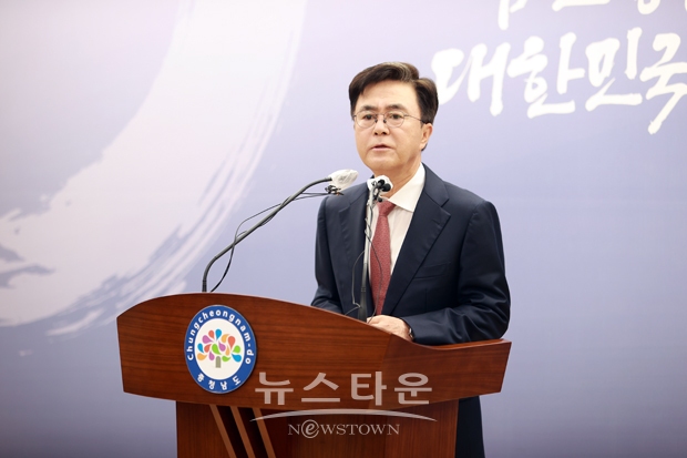 김태흠 충남지사가 4월 5일 충남도청 프레스센터에서 기자회견을 열고, 산불 피해지 특별재난지역 선포와 4일 삼성디스플레이 아산캠퍼스에서 열린 ‘삼성디스플레이 신규투자 협약식’ 관련 성과 등을 설명했다.