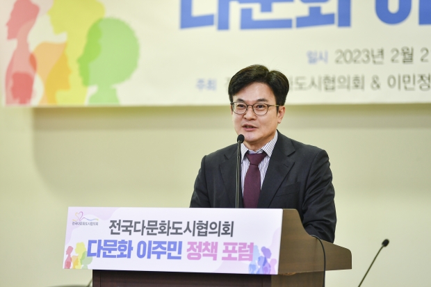 지난 2월 21일 국회에서 열린 이주민 정책 포럼에서 인사말 하는 김병수 김포시장