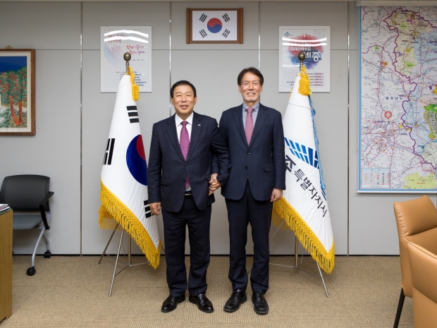사진 왼쪽부터 최민호 시장, 유민봉 사무총장