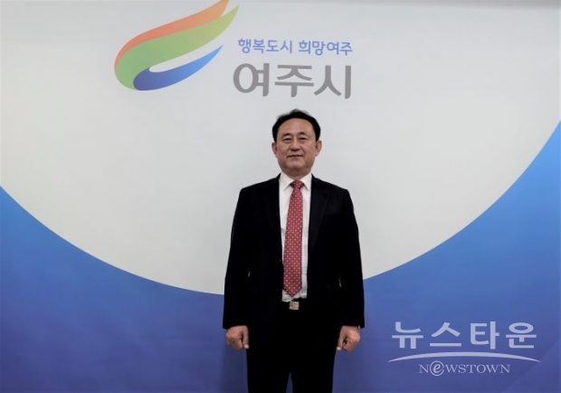 이충우 여주시장이 지난 14일 집무실에서 뉴스타운과의 인터뷰를 마치고 사진촬영에 임하고 있다. /김병철 기자