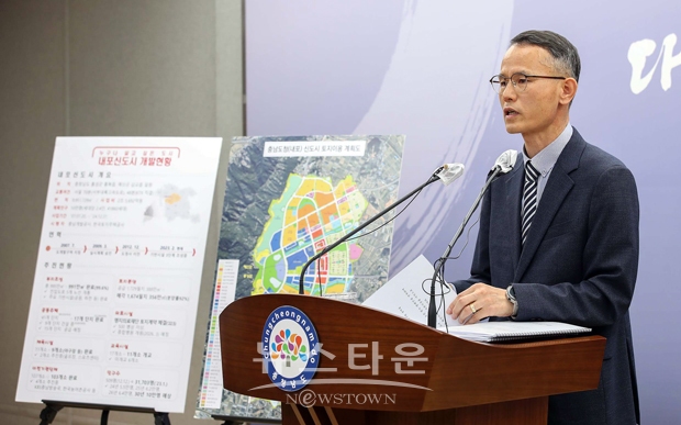 송무경 공공기관유치단장이 4월 18일 충남도청 프레스센터에서 민선8기 정례 브리핑을 갖고 “2차 수도권 공공기관 충남혁신도시 이전을 위한 맞춤형 전략 추진 및 정주기반 구축으로 충남혁신도시의 가치를 높일 것”이라고 밝혔다.