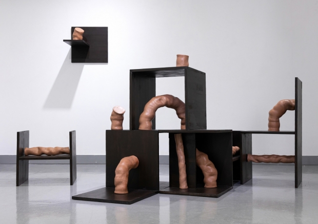 작품 Maze, 석기질 점토, 1250도 소성, 나무, 2022