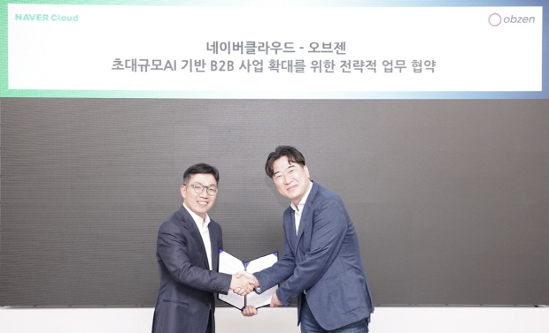 오브젠-네이버클라우드와 초대규모 AI 기반의 B2B 사업 확대 MOU 체결 현장사진(左, 네이버클라우드 김유원 대표이사, 右 오브젠 이형인 대표이사)
