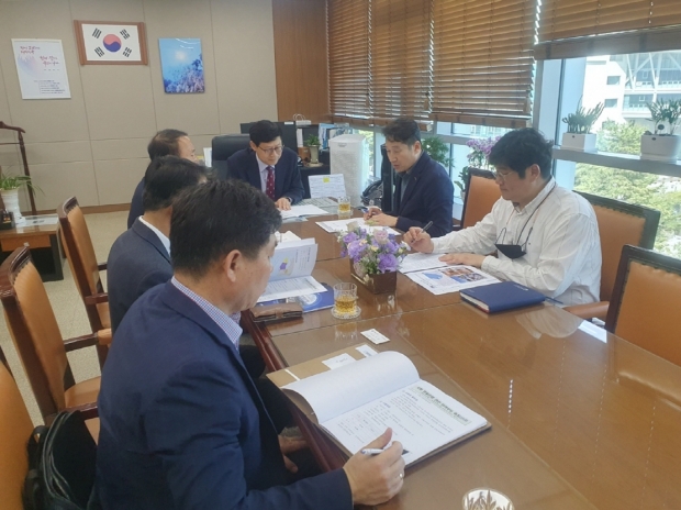 김남일 포항시 부시장이 19일 해양수산부를 방문해 송상근 해양수산부 차관(사진 가운데)에게 내년도 해양수산 분야 국비 사업을 건의하고 있다.