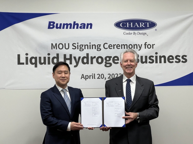 (사진제공 범한퓨얼셀) 범한메카텍의 손원석 연구소장과 차트인더스트리의 밥 오스트라이크 부사장