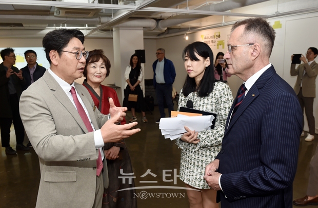 홍태용 김해시장(사진/좌측)과 주한루마니아 아르메아누 대사(사진/우측)가 4월 29일까지 김해서부문화센터에서 개최되는 ‘루마니아의 건축 문화와 역사’ 전시 및 세미나 개막식에 참석해 김해시와 루마니아의 문화교류 시작을 함께 축하했다.