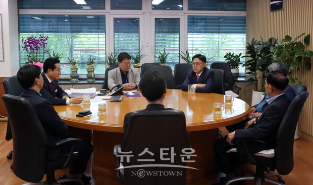 이명수 국회의원이 지난 4월 21일 아산시청에서 개최된 서부내륙고속도로 게바위 구간 환경개선사업 협약식에 참석했다. 이 의원은 “아산시에서 게바위 보존을 위해 적극 나서 준 것에 대해 감사하고 대단히 환영하는 마음”이라고 전했다.