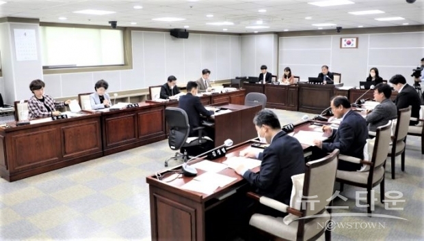 수원특례시의회 문화체육교육회 '추경예산안 예비심사 및 조례안 등 안건심사' 모습. /수원특례시의회<br>