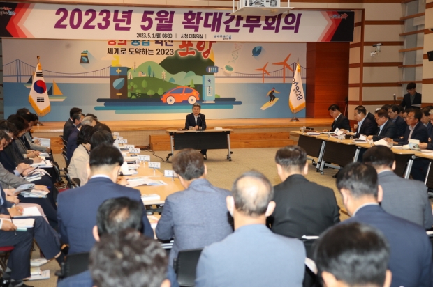 이강덕 포항시장이 1일 확대간부회의를 주재하고 지속 발전이 가능한 미래 포항의 경쟁력을 확보하기 위한 공직자의 자세를 강조하고 있다.