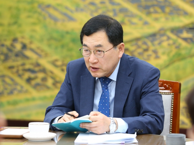주낙영 경주시장이 1일 오전 시청 대외협력실에서 국·소·본부장 회의를 열고 중점 사항을 점검하고 있다