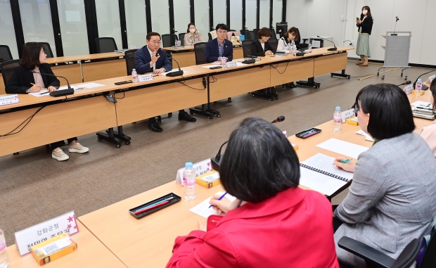 유정복 인천광역시장이 2일 시청 소통회의실에서 열린 '군ㆍ구 아동학대전담공무원 긴급 간담회 '에서 인사말을 하고 있다.