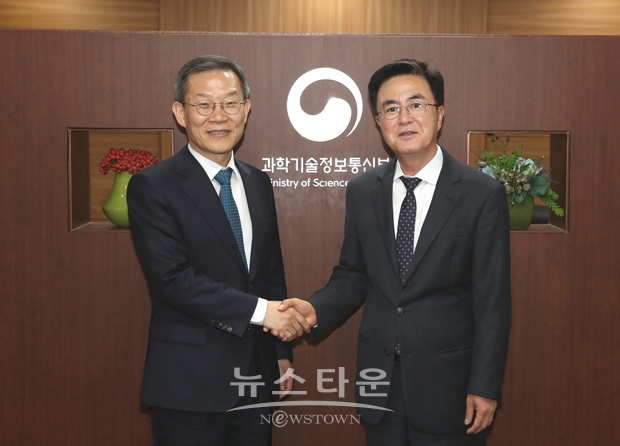 김태흠 충남지사가 5월 8일 과학기술정보통신부 이종호 장관을 만나 충남혁신도시 칩앤모빌리티(Chip&Mobility) 영재학교 설립과 국·공립 전문과학관 설립을 건의했다. 사진) 좌측부터 이종호 장관, 김태흠 지사
