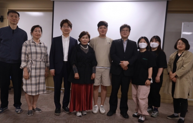 포항시 평생학습원은 10일 뱃머리 평생교육관에서 이재원 포항지역학연구회 대표와 성정희 구룡포 어촌계장을 초청해 포항의 수산 문화와 해녀업에 대한 특강을 개최했다.