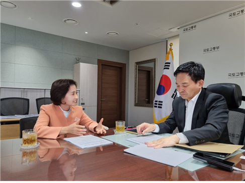 이행숙 인천시 정무부시장이 원희룡 국토교통부장관을 만나 지역 현안을 건의하고 설명하고 있다.