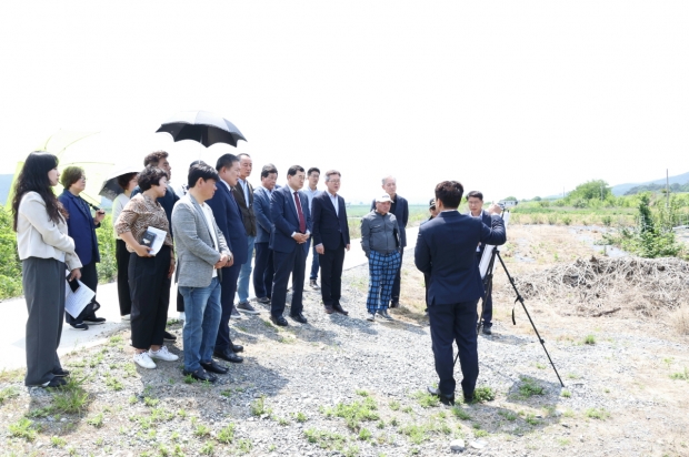 주낙영 시장과 이철우 의장을 비롯한 관계자들이 15일 안강 갑산리 북경주 파크골프장 조성 현장을 방문해 사업 진행 상황을 청취하고 있다.