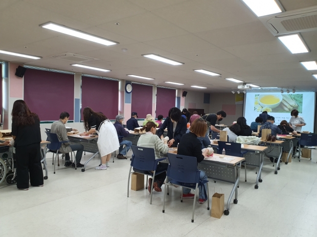 경주시장애인복지회관에서 지난 12일 장애인들을 대상으로 비누 만들기 프로그램을 진행하고 있다.