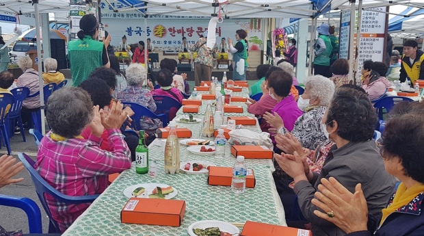 경주시 불국동 청년회가 가정의 달 5월을 맞아 지난 13일 불국공설시장에서 지역 어르신을 모시고 경로잔치를 열고 있다.