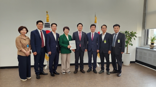 좌측에서 세 번째부터 권혁원 포항시 일자리경제국장, 이달희 경북도 경제부지사, 김기현 국민의힘 대표, 구자근 국민의힘 의원