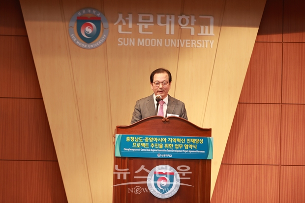 황선조 총장은 환영사를 통해 “이번 협약식이 대한민국과 중앙아시아의 고등교육을 비롯해 지방대학의 역할과 혁신 방향에 있어 새로운 지평을 여는 출발점이 되리라 확신한다”면서 “선문대를 비롯한 충남도립대와 연암대는 지역 정주형 외국인 인재 양성을 위한 글로벌 허브로서 ‘21C K-Edu Road’를 만들어 지역 산업에 특화된 혁신 인재를 양성해낼 것”이라고 말했다.
