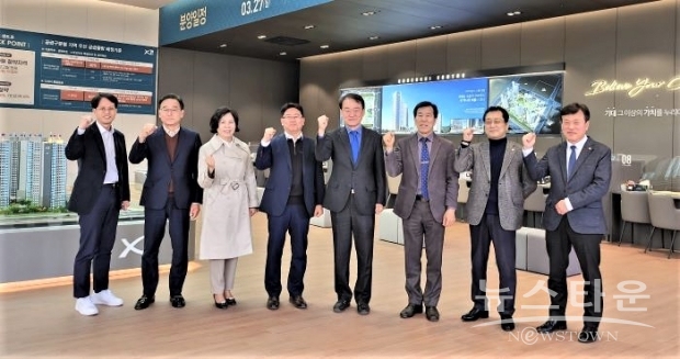 평택도시공사 임직원 및 시공사(GS컨소시엄)가 성공분양을 함께 응원하고 있다(오른쪽 네 번째 강팔문 사장) /평택도시공사<br>