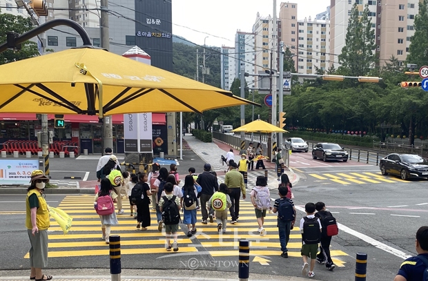 어린이보호구역 노란색 횡단보도