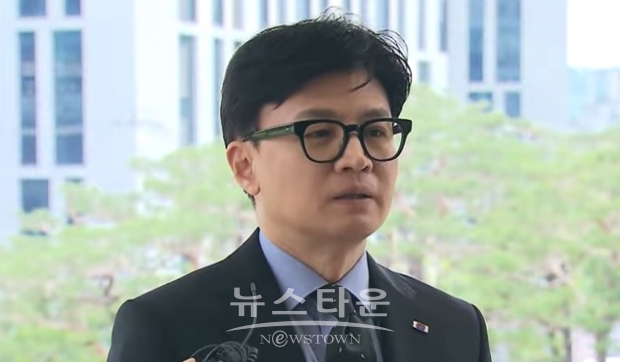 30일 대법원 앞에서 기자들에게 답변 중인 한동훈 법무부 장관/SBS뉴스 캡처