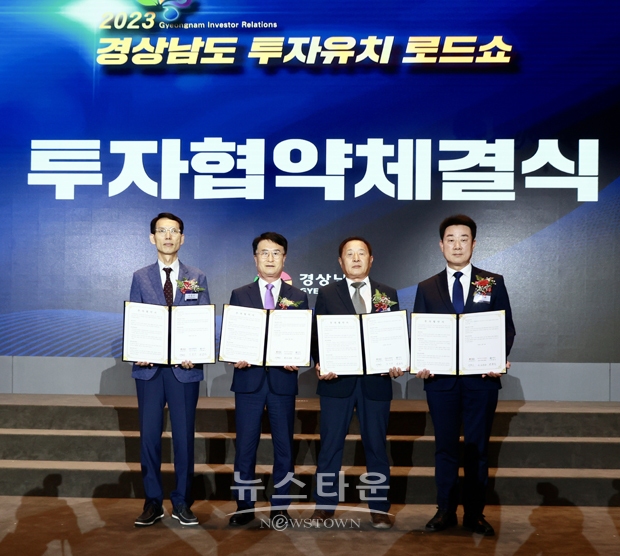 사천시가 5월 30일 부산 그랜드 모먼트 유스호스텔 오페라홀에서 한국경남태양유전(주), ㈜에이알알루미늄, ㈜에스앤케이항공 등 3개 기업과 1847억 원 규모의 투자협약을 체결했다. 사진) 좌측부터 에스앤케이항공(주) 이철우 대표, 박동식 사천시장, ㈜에이알알루미늄 김순경 대표, 한국경남태양유전(주) 안도 코이치 대표