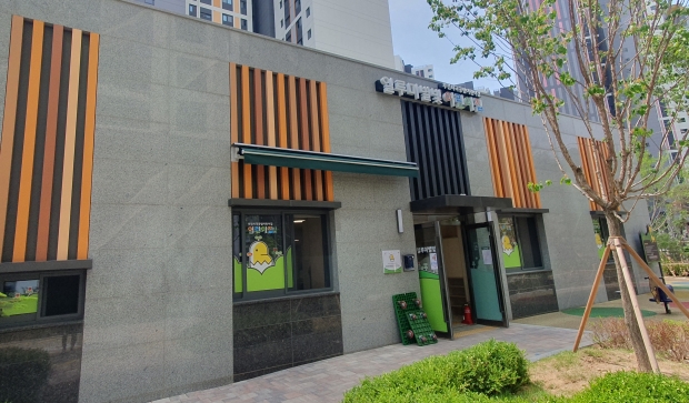 부천시는 일루미스테이트 단지 내 국공립어린이집 4개소를 신규 확충하여 개원 준비를 마치고 운영 중이다. 일루미별빛어린이집 입구 모습