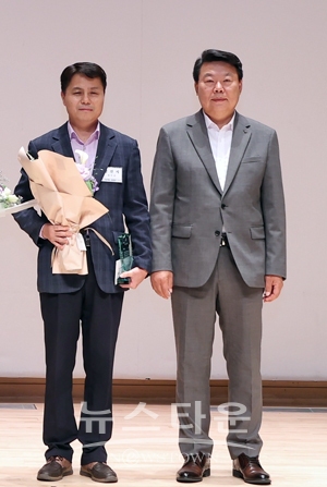지방세정 종합평가 최우수(좌측부터 당진시 김인식 세무과장, 당진시 오성환 시장)