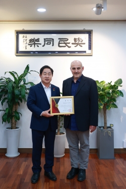 주광덕 남양주시장(왼쪽)과 프란체스코 샨니 국제협력관(오른쪽)