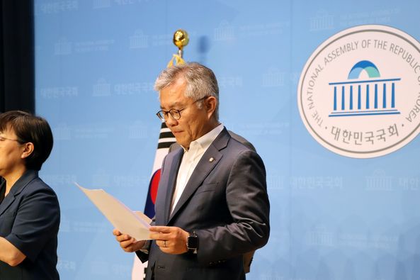 지난 31일 검찰의 독점적 영장청구권에 대해 기자회견 중인 압최강욱 더불어민주당 의원/최강욱 페이스북