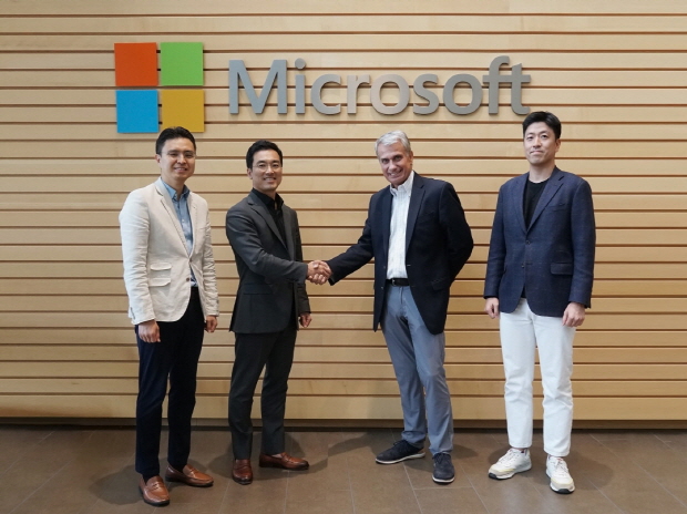 (왼쪽부터) 이스트소프트 번계풍 본부장, 정상원 대표, 마이크로소프트 글로벌 ISV 및 스타트업 부문 마크 슬레이터(Mark Slater) 제너럴 매니저, 파트너십 전략 부문 총괄 이종호 매니저(제공=이스트소프트)